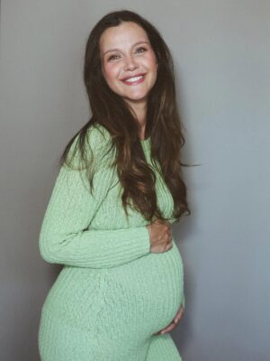 İrem Helvacıoğlu Instagram - Kavuşmaya az kaldı son foto gibi sürpriz sona çok hazırım 👶🏼🍼🚼🥹♥️
 foto teyze :@sebibebi 📸📸