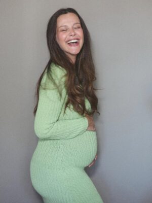 İrem Helvacıoğlu Instagram - Kavuşmaya az kaldı son foto gibi sürpriz sona çok hazırım 👶🏼🍼🚼🥹♥️
 foto teyze :@sebibebi 📸📸