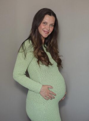 İrem Helvacıoğlu Instagram - Kavuşmaya az kaldı son foto gibi sürpriz sona çok hazırım 👶🏼🍼🚼🥹♥️
 foto teyze :@sebibebi 📸📸