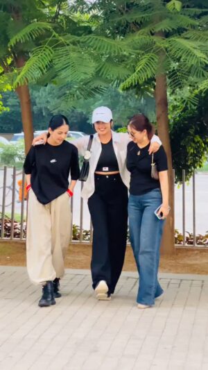 sabrina kaur Instagram - Yaariyan ❤️🫰🏻🧿