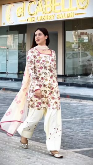 sabrina kaur Instagram - Floral muslin cotton fabric suit with farshi salwar 🌸
SUIT BY - @ladybosssabrina 
To place your order for this pretty suit.. Whatsapp - 7696799610 ✨