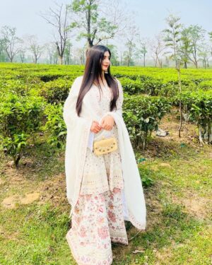 sakina khan Instagram - Eid Mubarak 🌙#eidmubarak❤️#🎀 #eid #photoshoot#Happy #photoshoot #lovely