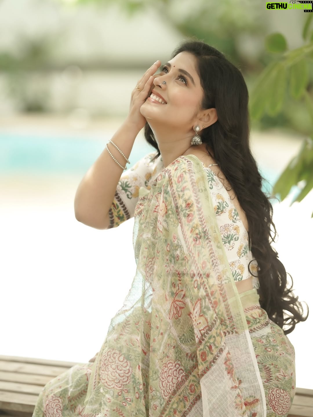 sathya sai krishnan - 22K Likes - 🤍Draped in heritage, adorned with elegance✨

Costumes - @kaarigai.sarees
Photography - @camerasenthil 
Makeup & Hair - @deepi_makeupartistry 
Shoot organised by @rrajeshananda

#saree  #whitesaree #sareelove #sareelover #sareelovers #likes #trending #trendingnow #trend #viral #likes #insta #instagood #instagram #instalike #insta #instafashion #reelsinstagram #reels #reelkarofeelkaro #reel #vijaytelevision #vijaytv #vijay #disney #arası #ps2 #pandianstores