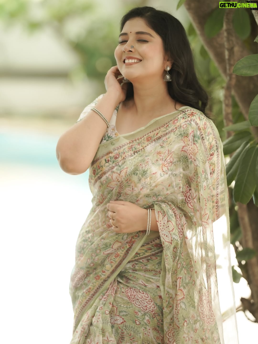 sathya sai krishnan - 22K Likes - 🤍Draped in heritage, adorned with elegance✨

Costumes - @kaarigai.sarees
Photography - @camerasenthil 
Makeup & Hair - @deepi_makeupartistry 
Shoot organised by @rrajeshananda

#saree  #whitesaree #sareelove #sareelover #sareelovers #likes #trending #trendingnow #trend #viral #likes #insta #instagood #instagram #instalike #insta #instafashion #reelsinstagram #reels #reelkarofeelkaro #reel #vijaytelevision #vijaytv #vijay #disney #arası #ps2 #pandianstores