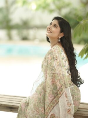 sathya sai krishnan Instagram - 🤍Draped in heritage, adorned with elegance✨

Costumes - @kaarigai.sarees
Photography - @camerasenthil 
Makeup & Hair - @deepi_makeupartistry 
Shoot organised by @rrajeshananda

#saree  #whitesaree #sareelove #sareelover #sareelovers #likes #trending #trendingnow #trend #viral #likes #insta #instagood #instagram #instalike #insta #instafashion #reelsinstagram #reels #reelkarofeelkaro #reel #vijaytelevision #vijaytv #vijay #disney #arası #ps2 #pandianstores