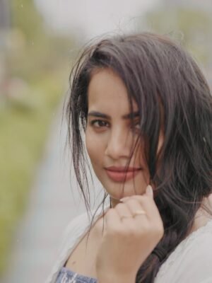 swetha ghattamaneni Instagram - Nuvveleni nenu lenugaaaā¤ļø
lene lenuga
Lokanne jayinchina nee prema vallaā¤ļø
Pondhuthunna hayi mundhu odipove
Jarindhile jallumantu vaana chinuku
Thaki thadisindhile nalo praname
Ee badhake premanna
maata thakkuvaindhigaā¤ļø
šø: @vikas_pathipaka