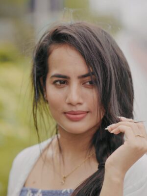 swetha ghattamaneni Instagram - Nuvveleni nenu lenugaaaā¤ļø
lene lenuga
Lokanne jayinchina nee prema vallaā¤ļø
Pondhuthunna hayi mundhu odipove
Jarindhile jallumantu vaana chinuku
Thaki thadisindhile nalo praname
Ee badhake premanna
maata thakkuvaindhigaā¤ļø
šø: @vikas_pathipaka