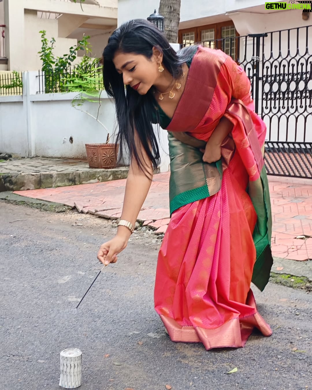 swetha kumar - 18K Likes - Happy & safe deepavali to everyone🪔🩷💚May this deepavali bring you success💪🏻 happiness😍and inner wish😇 

அனைவர்க்கும் இனிய தீபாவளி நல்வாழ்த்துக்கள்♥️⭐✨ @swethakumar_off

#happydeepavali #deepavali #diwali #2025 #festival #tradional #saree #candid #photo #crackers #tamilgirl #instagood #post #trending #instagram #facebook #threads #swethakumar_off