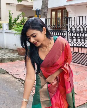 swetha kumar Instagram - Happy & safe deepavali to everyone🪔🩷💚May this deepavali bring you success💪🏻 happiness😍and inner wish😇 

அனைவர்க்கும் இனிய தீபாவளி நல்வாழ்த்துக்கள்♥️⭐✨ @swethakumar_off

#happydeepavali #deepavali #diwali #2025 #festival #tradional #saree #candid #photo #crackers #tamilgirl #instagood #post #trending #instagram #facebook #threads #swethakumar_off