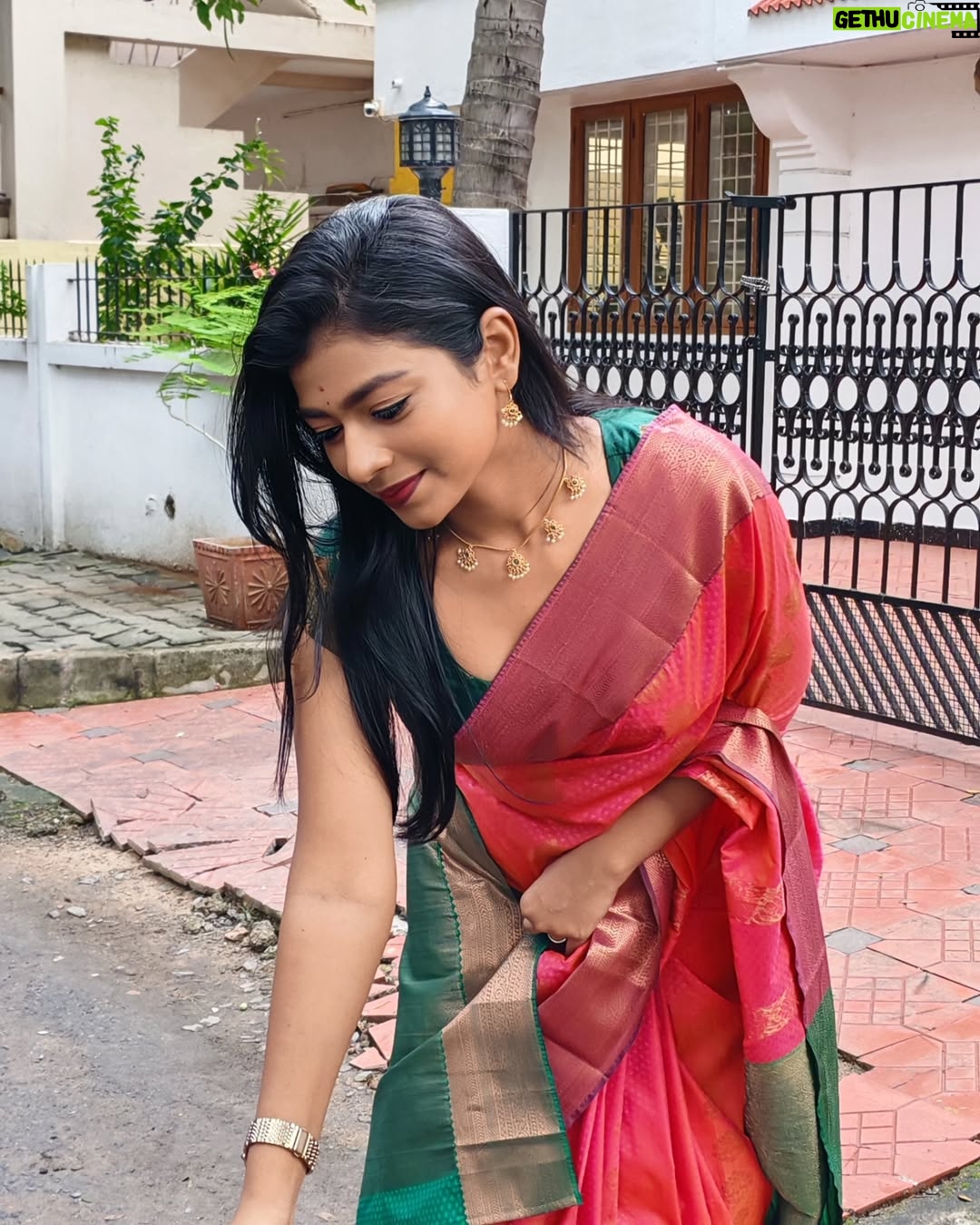swetha kumar - 18K Likes - Happy & safe deepavali to everyone🪔🩷💚May this deepavali bring you success💪🏻 happiness😍and inner wish😇 

அனைவர்க்கும் இனிய தீபாவளி நல்வாழ்த்துக்கள்♥️⭐✨ @swethakumar_off

#happydeepavali #deepavali #diwali #2025 #festival #tradional #saree #candid #photo #crackers #tamilgirl #instagood #post #trending #instagram #facebook #threads #swethakumar_off