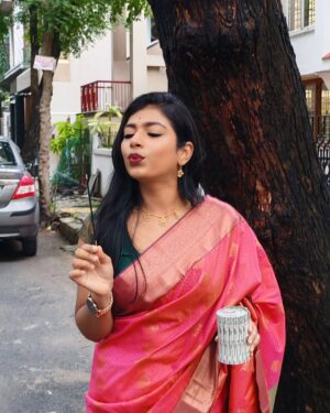 swetha kumar Instagram - Happy & safe deepavali to everyone🪔🩷💚May this deepavali bring you success💪🏻 happiness😍and inner wish😇 

அனைவர்க்கும் இனிய தீபாவளி நல்வாழ்த்துக்கள்♥️⭐✨ @swethakumar_off

#happydeepavali #deepavali #diwali #2025 #festival #tradional #saree #candid #photo #crackers #tamilgirl #instagood #post #trending #instagram #facebook #threads #swethakumar_off