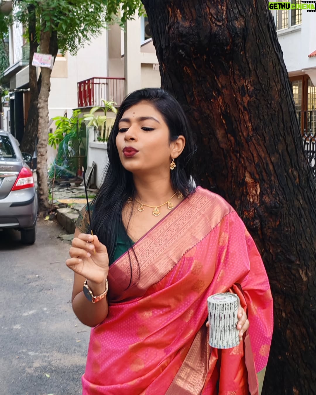 swetha kumar - 18K Likes - Happy & safe deepavali to everyone🪔🩷💚May this deepavali bring you success💪🏻 happiness😍and inner wish😇 

அனைவர்க்கும் இனிய தீபாவளி நல்வாழ்த்துக்கள்♥️⭐✨ @swethakumar_off

#happydeepavali #deepavali #diwali #2025 #festival #tradional #saree #candid #photo #crackers #tamilgirl #instagood #post #trending #instagram #facebook #threads #swethakumar_off