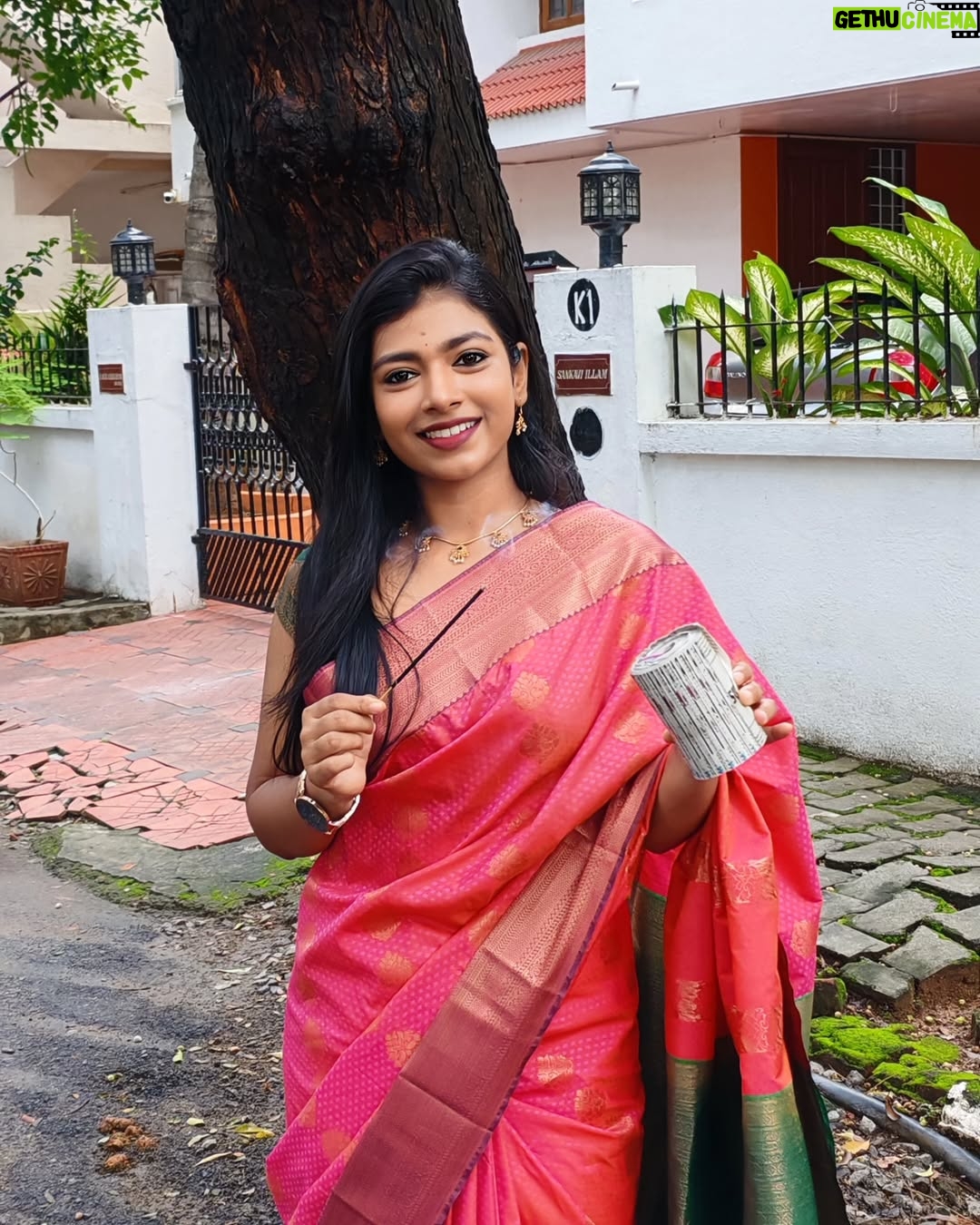 swetha kumar - 18K Likes - Happy & safe deepavali to everyone🪔🩷💚May this deepavali bring you success💪🏻 happiness😍and inner wish😇 

அனைவர்க்கும் இனிய தீபாவளி நல்வாழ்த்துக்கள்♥️⭐✨ @swethakumar_off

#happydeepavali #deepavali #diwali #2025 #festival #tradional #saree #candid #photo #crackers #tamilgirl #instagood #post #trending #instagram #facebook #threads #swethakumar_off
