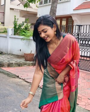 swetha kumar Instagram - Happy & safe deepavali to everyone🪔🩷💚May this deepavali bring you success💪🏻 happiness😍and inner wish😇 

அனைவர்க்கும் இனிய தீபாவளி நல்வாழ்த்துக்கள்♥️⭐✨ @swethakumar_off

#happydeepavali #deepavali #diwali #2025 #festival #tradional #saree #candid #photo #crackers #tamilgirl #instagood #post #trending #instagram #facebook #threads #swethakumar_off