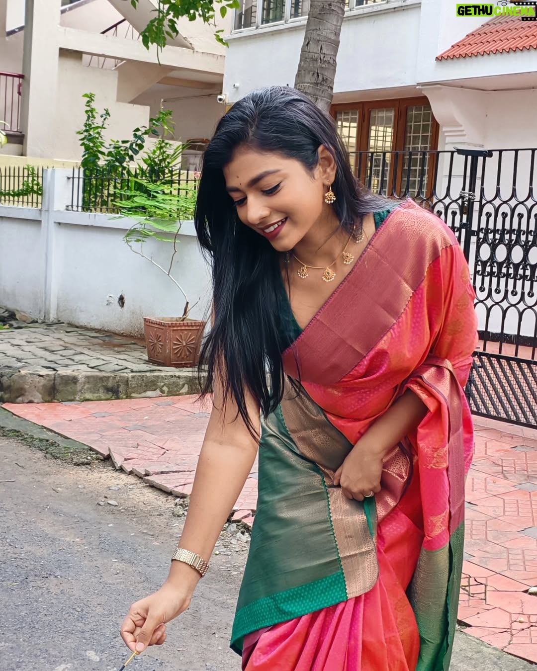 swetha kumar - 18K Likes - Happy & safe deepavali to everyone🪔🩷💚May this deepavali bring you success💪🏻 happiness😍and inner wish😇 

அனைவர்க்கும் இனிய தீபாவளி நல்வாழ்த்துக்கள்♥️⭐✨ @swethakumar_off

#happydeepavali #deepavali #diwali #2025 #festival #tradional #saree #candid #photo #crackers #tamilgirl #instagood #post #trending #instagram #facebook #threads #swethakumar_off