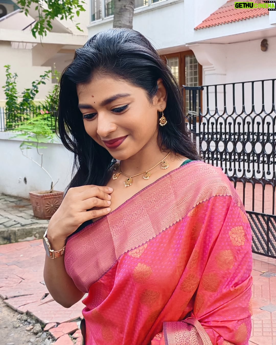 swetha kumar - 18K Likes - Happy & safe deepavali to everyone🪔🩷💚May this deepavali bring you success💪🏻 happiness😍and inner wish😇 

அனைவர்க்கும் இனிய தீபாவளி நல்வாழ்த்துக்கள்♥️⭐✨ @swethakumar_off

#happydeepavali #deepavali #diwali #2025 #festival #tradional #saree #candid #photo #crackers #tamilgirl #instagood #post #trending #instagram #facebook #threads #swethakumar_off