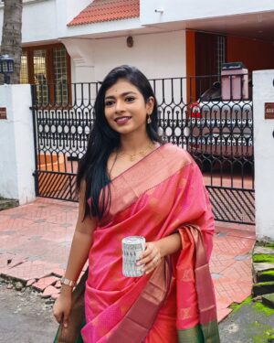 swetha kumar Instagram - Happy & safe deepavali to everyone🪔🩷💚May this deepavali bring you success💪🏻 happiness😍and inner wish😇 

அனைவர்க்கும் இனிய தீபாவளி நல்வாழ்த்துக்கள்♥️⭐✨ @swethakumar_off

#happydeepavali #deepavali #diwali #2025 #festival #tradional #saree #candid #photo #crackers #tamilgirl #instagood #post #trending #instagram #facebook #threads #swethakumar_off