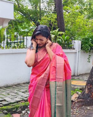 swetha kumar Instagram - Happy & safe deepavali to everyone🪔🩷💚May this deepavali bring you success💪🏻 happiness😍and inner wish😇 

அனைவர்க்கும் இனிய தீபாவளி நல்வாழ்த்துக்கள்♥️⭐✨ @swethakumar_off

#happydeepavali #deepavali #diwali #2025 #festival #tradional #saree #candid #photo #crackers #tamilgirl #instagood #post #trending #instagram #facebook #threads #swethakumar_off