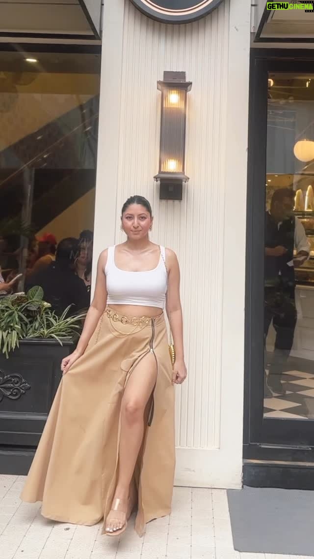 tanaya Gupta - 1.3K Likes - I kinda like this look on me!! 
What about you!?

Wearing: @myluluandsky