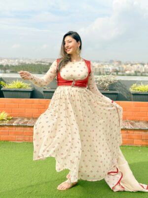 tanaya Gupta Instagram - There’s something about ethnic that exudes elegance and poise.
Wearing: @baisegaba
PR: @the.yellow.dot
Also, the Dhoom Dham Trunk show is on the 13th of August, you can check them out at stall no D26, NSCI Dome, Mumbai