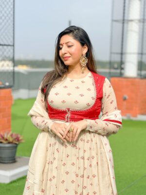 tanaya Gupta Instagram - There’s something about ethnic that exudes elegance and poise.
Wearing: @baisegaba
PR: @the.yellow.dot
Also, the Dhoom Dham Trunk show is on the 13th of August, you can check them out at stall no D26, NSCI Dome, Mumbai