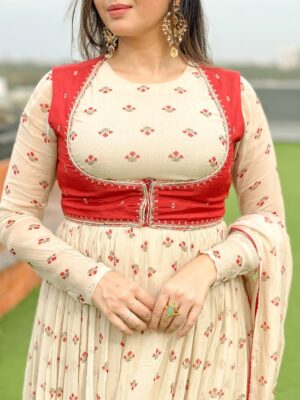 tanaya Gupta Instagram - There’s something about ethnic that exudes elegance and poise.
Wearing: @baisegaba
PR: @the.yellow.dot
Also, the Dhoom Dham Trunk show is on the 13th of August, you can check them out at stall no D26, NSCI Dome, Mumbai