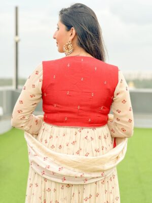 tanaya Gupta Instagram - There’s something about ethnic that exudes elegance and poise.
Wearing: @baisegaba
PR: @the.yellow.dot
Also, the Dhoom Dham Trunk show is on the 13th of August, you can check them out at stall no D26, NSCI Dome, Mumbai