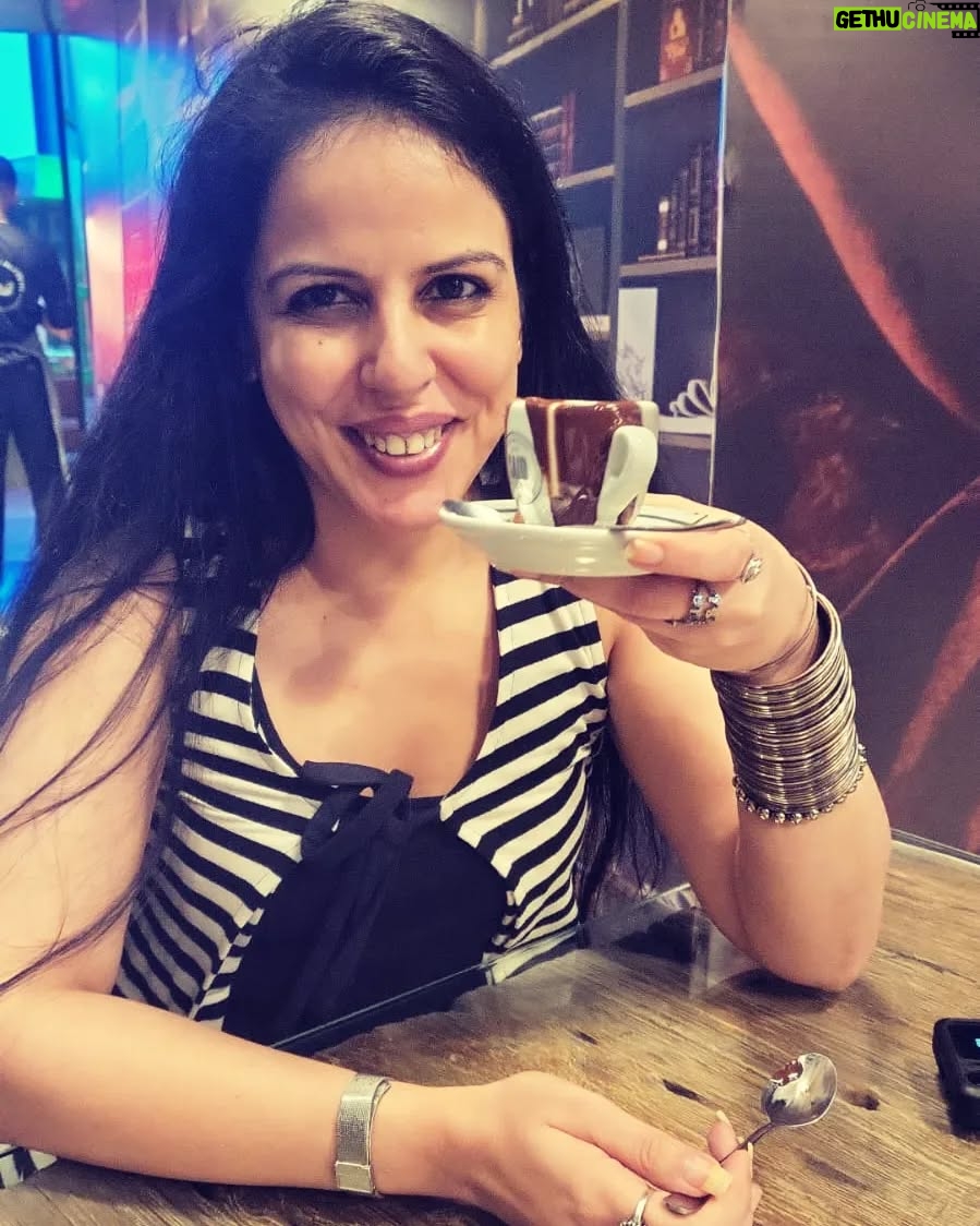 tania suri - 3 Likes - Oh hi @saiddal1923 @saiddal1923ae, any possibility of you setting shop in Bombay... I can't get you out of my head 

@noopurpal22 galat kiya tumne 😜

#notanad #besthotchocolateever #purechocolate #majormissing