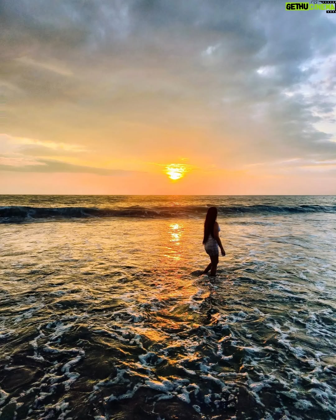 tania suri - 3 Likes - 'मिलता नहीं कहीं भी इतना सुकून
जो देख कर तुझे है मिलता मुझे
बातें हो ज्यादा या कुछ भी नहीं, मैं बस
तेरे डूबते हुए अक्स में खुद को ढूंढ लून'

#sunsetsandme #taniatalks 

📷- @yelloooothere