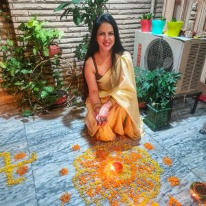 tania suri Instagram - Happy Diwali 🪔
Love, light and everything bright 🎇
Another year wearing my mom's saree on Diwali.. something I hope I can keep doing for years to come 🙏
#happydiwali #festival #sareelove