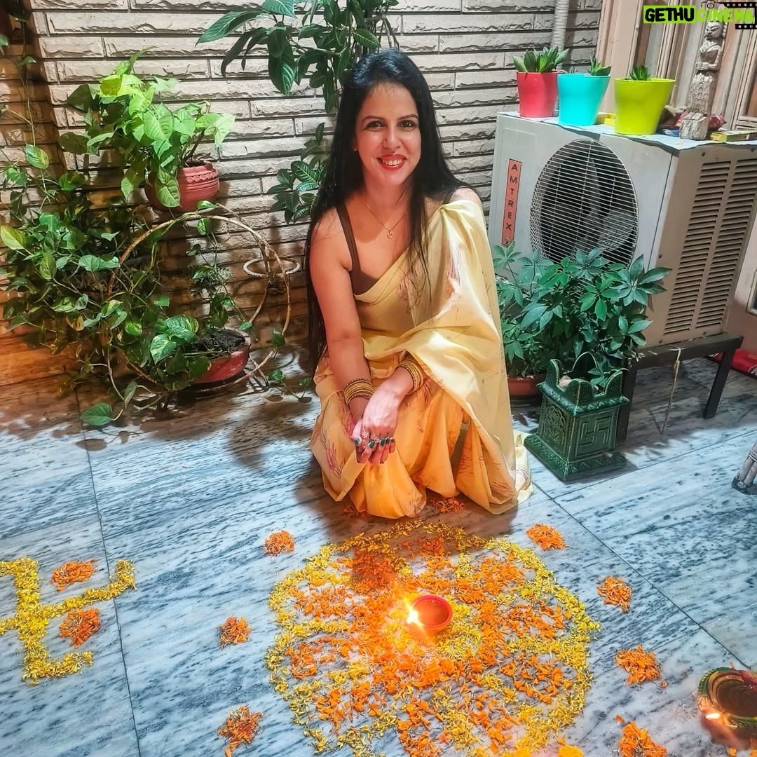 tania suri - 3 Likes - Happy Diwali 🪔 

Love, light and everything bright 🎇 

Another year wearing my mom's saree on Diwali.. something I hope I can keep doing for years to come 🙏 

#happydiwali #festival #sareelove