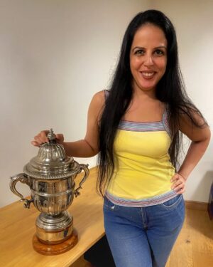 tania suri Instagram - We had a visitor at office :)
40 years ago, India won this... I sure hope we win one this year too
📷- @jain.avika
#cwc23 #1983 #lookatmesmile #cricket #anotherdayatwork