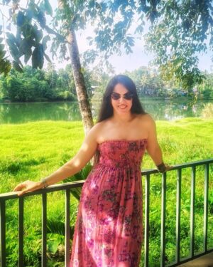 tania suri Instagram - Them sunny days 😎
#iykyk
📷- @yelloooothere
#kerela #vacation #throwback
