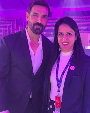 tania suri Instagram - When the person is as beautiful inside as he is outside, picture toh banti hai
Was so great to meet @thejohnabraham once again at the @officialglobalchessleague in London.. spoke to the team with great patience and took a picture with everyone individually 😀
Thank you @jain.avika for capturing this
#throwback #johnabraham #globalchessleague