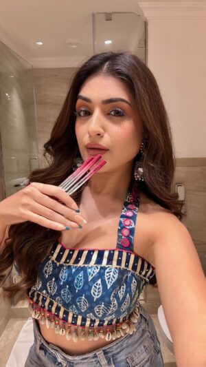vedika Mehta Instagram - Navratri glam, sorted. š
You HAVE TO try the NEW Festive Chrome Collection by @nykaacosmetics featuring the
⨠Dual Chrome Eye Pencils ( used the shade ācyber baddieā here)
š Ultra Silk Hydrating Lipstick - shade āvibināā
#NykaaBeauty #FestiveChromeCollection #DualChromePencil
( Navratri makeup , glam makeup , festive looks , chrome eyes , chrome eyeliners , colour shifting eyepencils , dandiya nights , garba glam makeup )