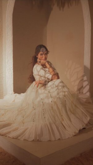 vedika Mehta Instagram - Aavi gayi Navratri! š«
Wearing @vintageviolet_by_shrutidevangi
Shot by @theplughousemumbai
( garba outfits , chaniya choli , navratri day one , white lehenga , navratri look transition )
