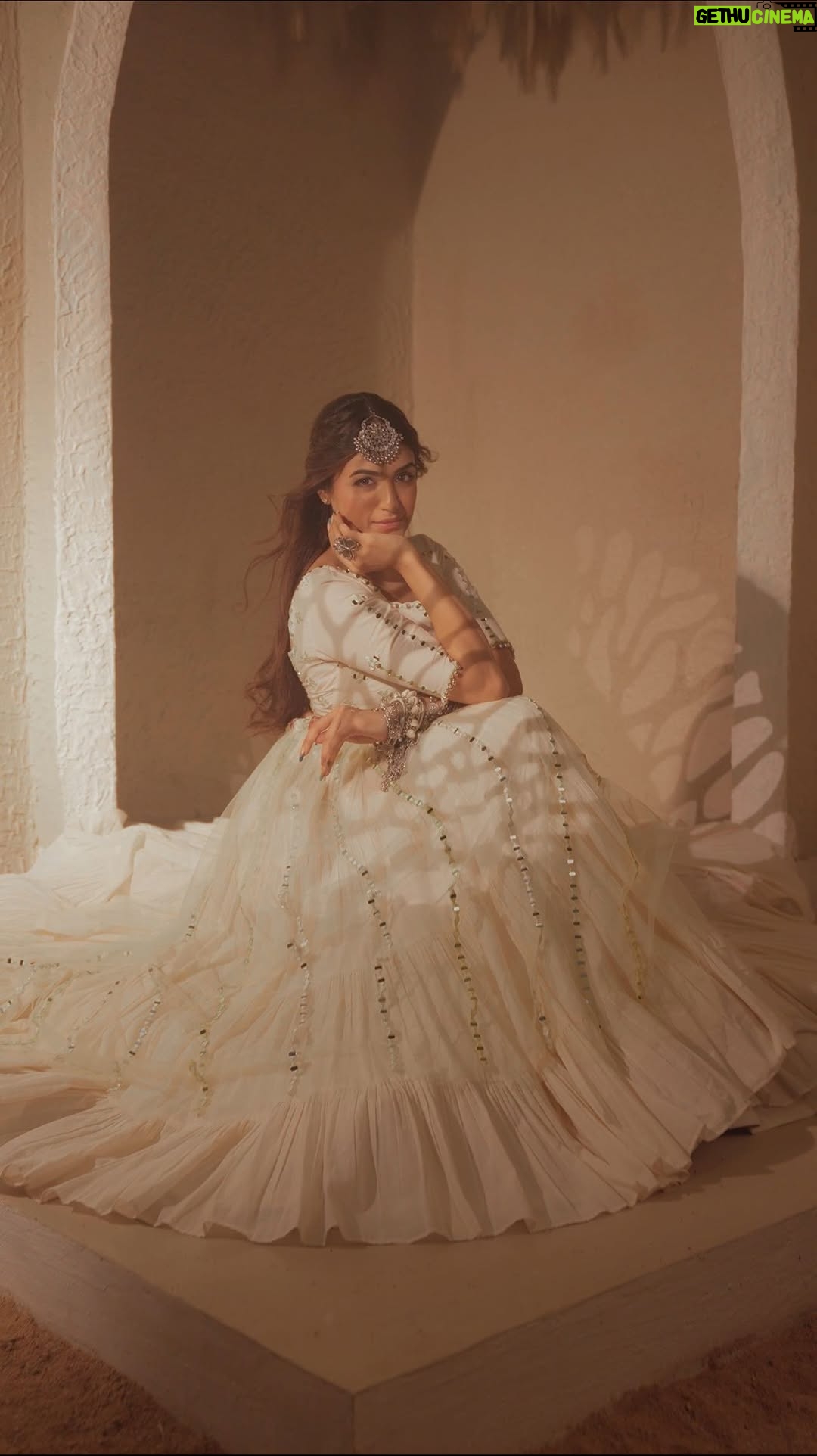vedika Mehta - 1.5K Likes - Aavi gayi Navratri! 💫

Wearing @vintageviolet_by_shrutidevangi 
Shot by @theplughousemumbai 

( garba outfits , chaniya choli , navratri day one , white lehenga , navratri look transition )