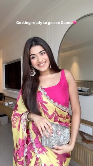 vedika Mehta Instagram - Ofc I had to wear a saree on the first dayšāØ
Wearing @kasya.in
Bag @meera_mahadevia
( Ganpati darshan , festive saree , Indian outfits )