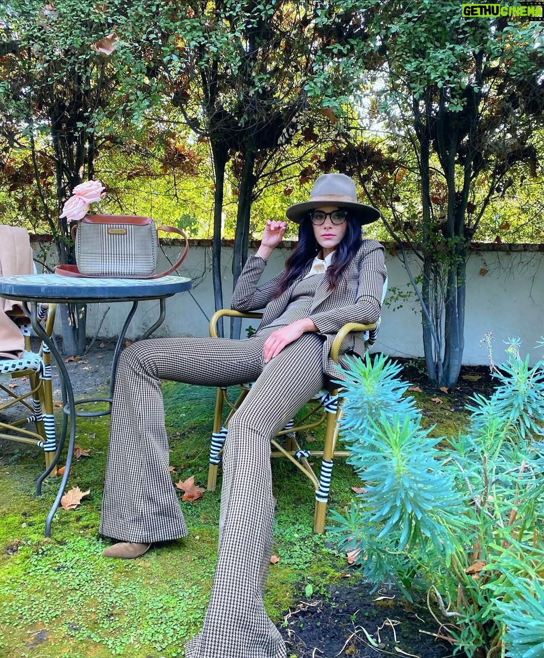 Abigail Spencer - 35K Likes - Friday feels. 🍂 

📷 @claytonhawkins