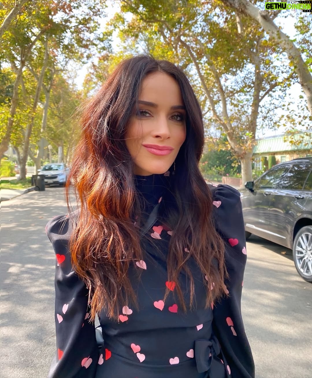 Abigail Spencer - 35K Likes - Friday feels. 🍂 

📷 @claytonhawkins