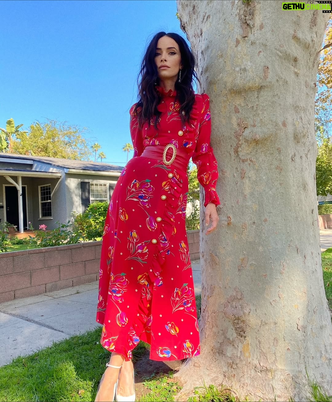 Abigail Spencer - 35K Likes - Friday feels. 🍂 

📷 @claytonhawkins