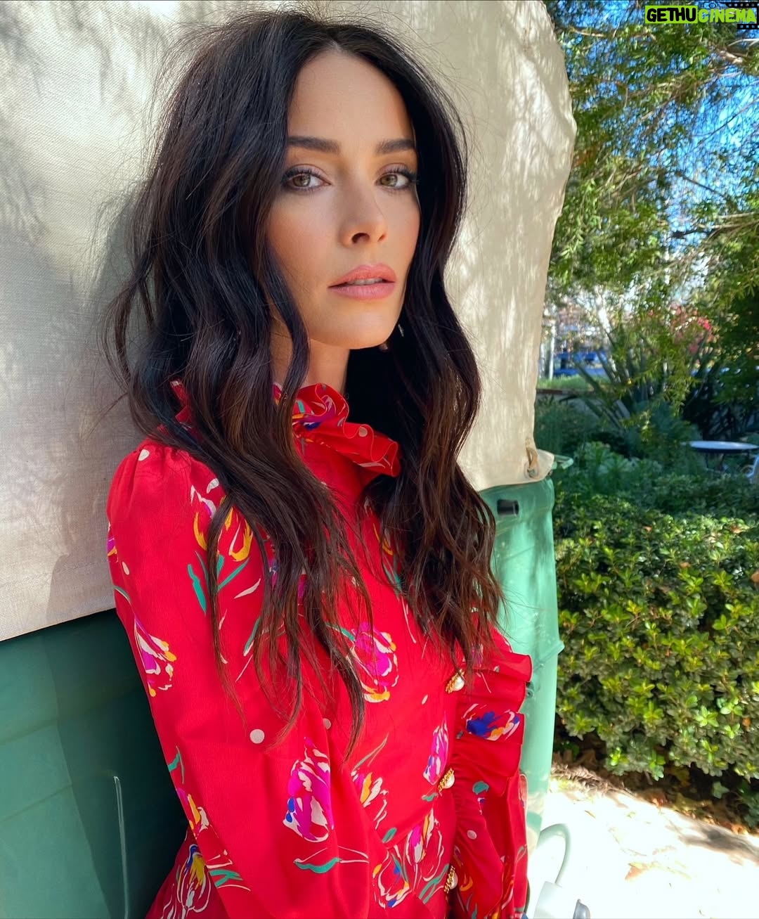 Abigail Spencer - 35K Likes - Friday feels. 🍂 

📷 @claytonhawkins