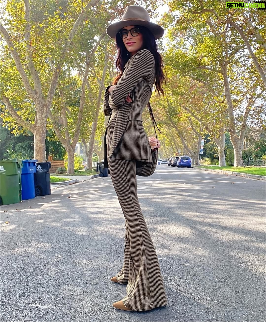 Abigail Spencer - 35K Likes - Friday feels. 🍂 

📷 @claytonhawkins