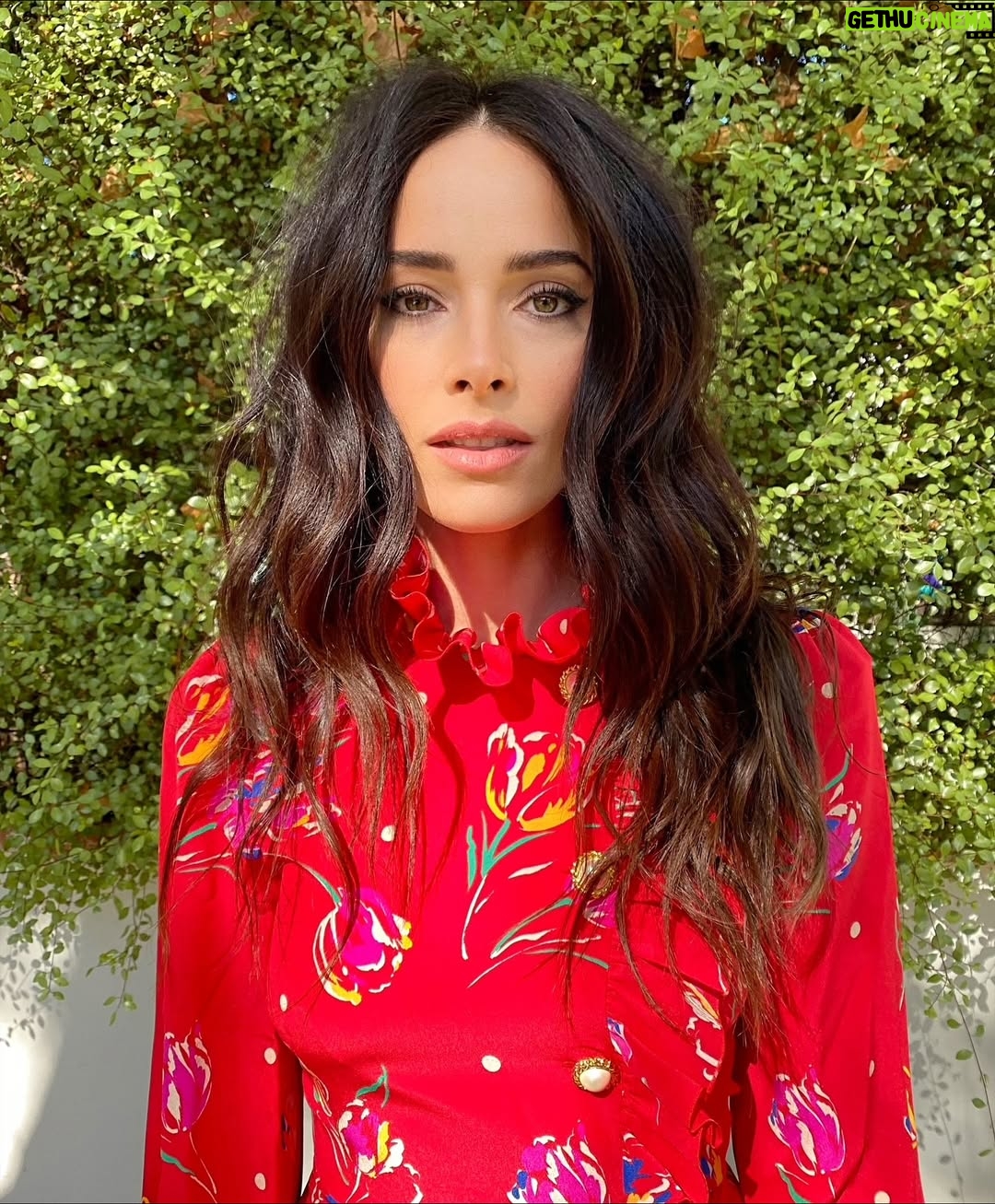 Abigail Spencer - 35K Likes - Friday feels. 🍂 

📷 @claytonhawkins