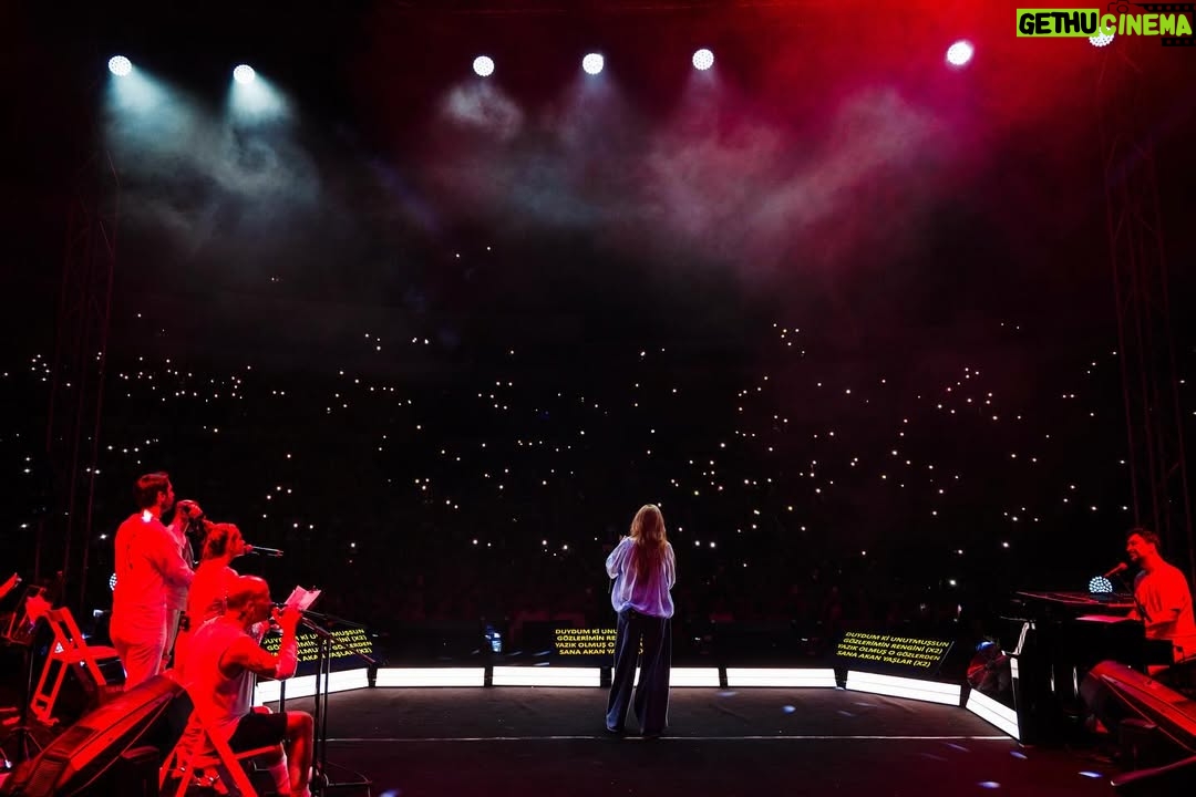 Ajda Pekkan - 20.5K Likes - Çeşme Açıkhava’da bu gece kalplerimiz bir oldu… 💖
Şarkılara hep bir ağızdan eşlik etmeniz, gülüşleriniz ve o sıcacık enerjiniz… İyi ki varsınız, iyi ki yollarımız kesişmiş.
Hepinize kocaman sarılıyorum! 🤗✨