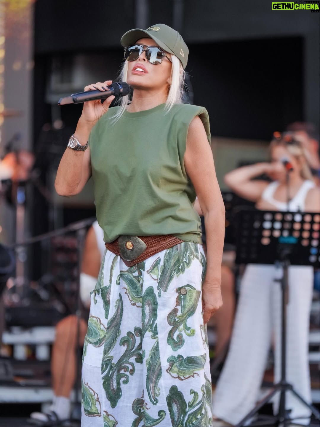 Ajda Pekkan - 20.5K Likes - Çeşme Açıkhava’da bu gece kalplerimiz bir oldu… 💖
Şarkılara hep bir ağızdan eşlik etmeniz, gülüşleriniz ve o sıcacık enerjiniz… İyi ki varsınız, iyi ki yollarımız kesişmiş.
Hepinize kocaman sarılıyorum! 🤗✨
