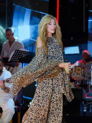 Ajda Pekkan Instagram - Yalıkavak… Ne muhteşem bir geceydi! Enerjiniz, sevginiz ve o güzel alkışlarınızla sahneye hayat verdiniz. Hepinize kalbimden kocaman teşekkürler… 💖✨