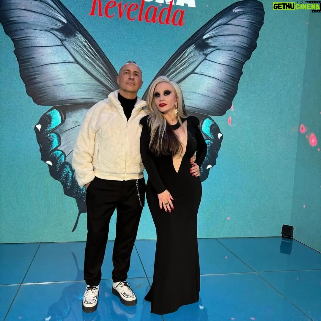 Alaska - 26.5K Likes - Una parte de mí, la vida entera. Despedirte y recordarte siempre. Familia y amigo. En lo bueno y en lo malo siempre el primero… ¡qué tristeza tan grande! Un agujero imposible de reparar. Dejas tanto amor… adiós AMIGO @pedro.munster. Te quiero infinito.