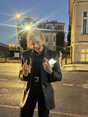 Aleksandra Bortich Instagram - Ой, опять ничего не поменялась. Главное всё то же - любовь сильнее всего. 31!
Если хотите порадовать - пожертвование в @shalash.academy будет лучшим подарком🤍