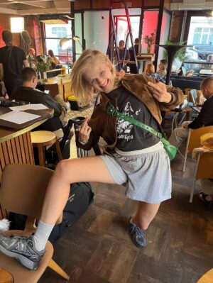 Aleksandra Bortich Instagram - Ой, опять ничего не поменялась. Главное всё то же - любовь сильнее всего. 31!
Если хотите порадовать - пожертвование в @shalash.academy будет лучшим подарком🤍